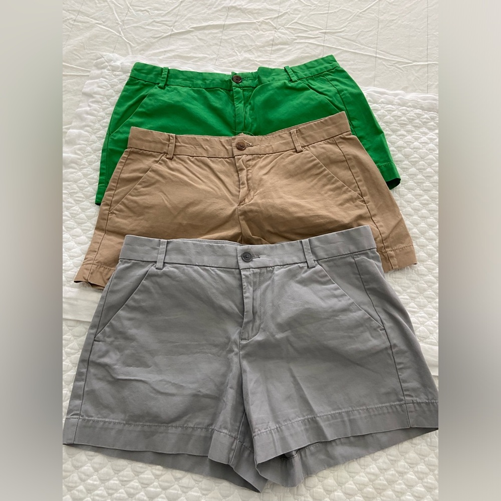 GAP Sunkissed khaki shorts - size 4
Excellent condition!